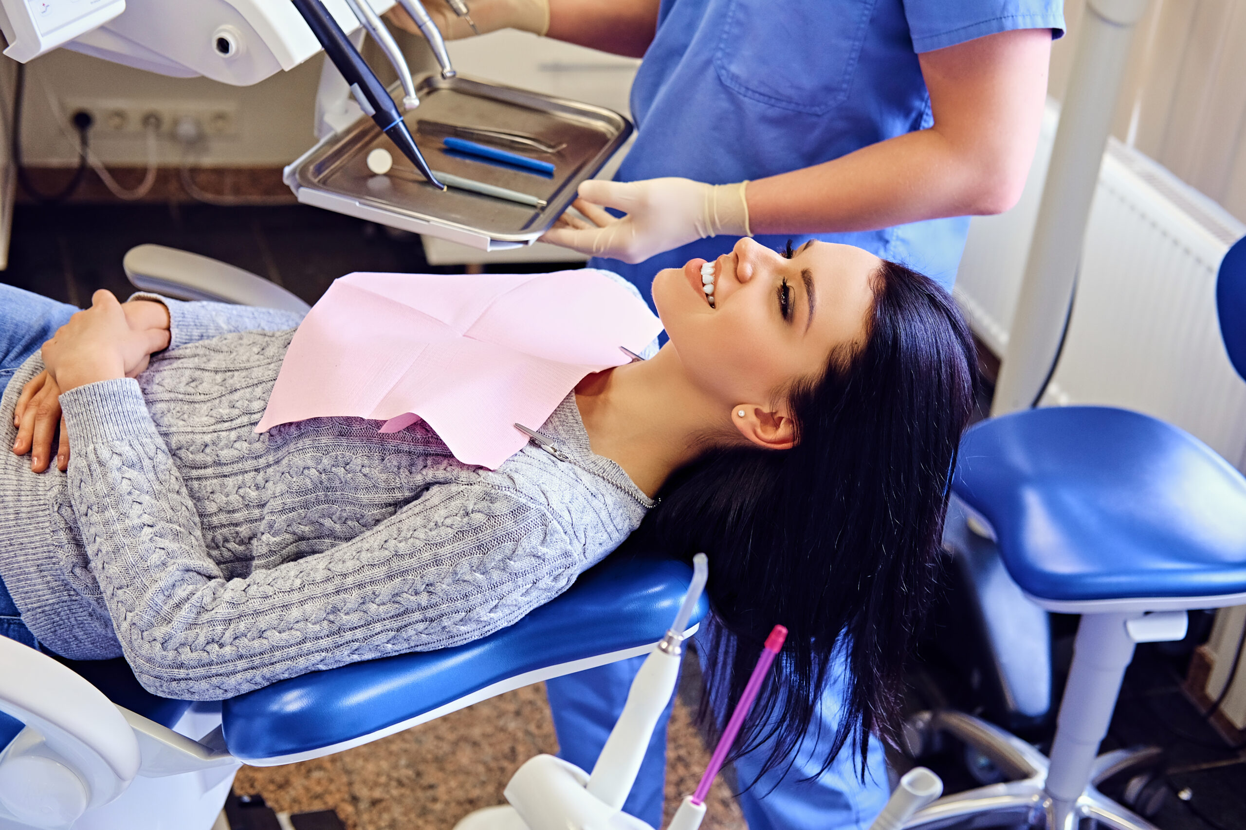 close-up-obraz-dentysty-badajac-zeby-kobiety-w-stomatologii-scaled.jpg